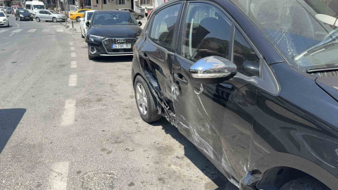 Sara krizi geçirdiği iddia edilen sürücü, yol kenarındaki araca çarptı: 1 yaralı