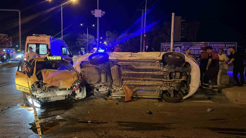 Çanakkale’de ticari taksi ve otomobil çarpıştı: 8 yaralı