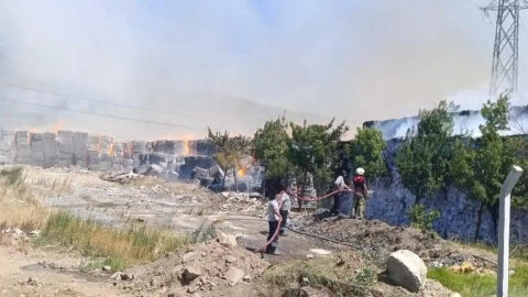 Torbalı’da kağıt fabrikasındaki yangına müdahale sürüyor