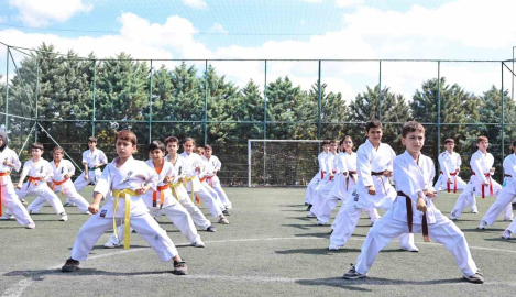 Sultangazi Belediyesi yaz tatilinde gençleri 20 branşta eğitim veren spor okullarıyla buluşturdu