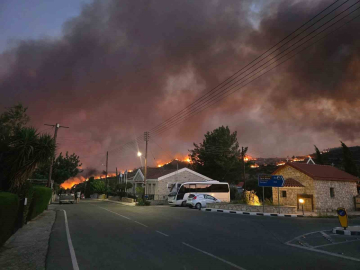 Güney Kıbrıs’ta çıkan orman yangınlarında birçok köy tahliye edildi