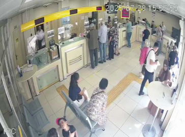 Nefesi kesilen çocuğun imdadına yetişti: O anlar kamerada