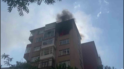 Kadıköy’de 11 katlı binada yangın paniği: Anne ve iki çocuğu dumandan etkilendi