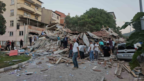 AFAD: "Balıkesir Sındırgı merkezli saat 19.53’te 6.1 büyüklüğünde deprem meydana geldi. Deprem yerin 11 km derinliğinde meydana geldi."