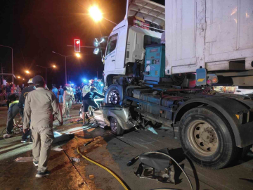 Tayland’da tır kırmızı ışıkta bekleyen araçları biçti: 1 ölü, 4 yaralı