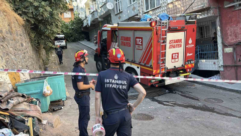 Beyoğlu’nda ağaç ve elektrik direği araçların üzerine devrildi
