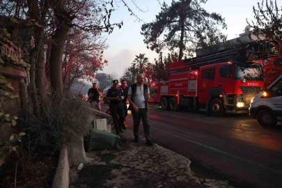 Çanakkale Valisi Toraman devam eden söndürme çalışmalarını yerinde inceledi