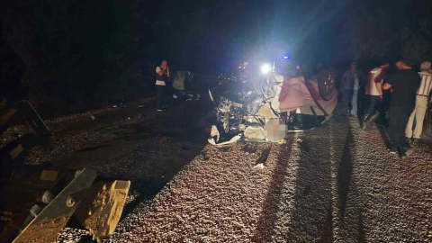 Çanakkale’de iki araç kafa kafaya çarpıştı: 6 ölü