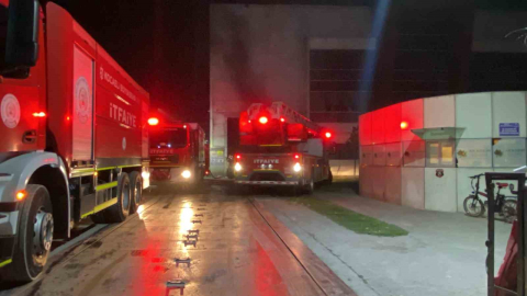 Geri dönüşüm fabrikasında yangın: Bir kişi dumandan etkilendi