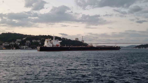 İstanbul Boğazı arızalanan petrol tankeri nedeniyle gemi trafiğine kapatıldı
