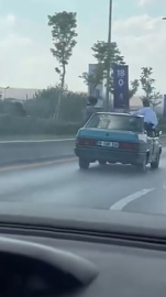 Seyir halindeki araçtan sarkarak hayatlarını hiçe saydılar