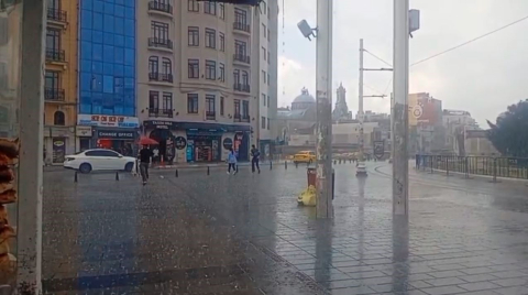 Taksim’de sağanak yağış etkili oldu