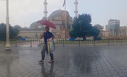 Taksim’de önce sağanak etkili oldu ardından güneş açtı