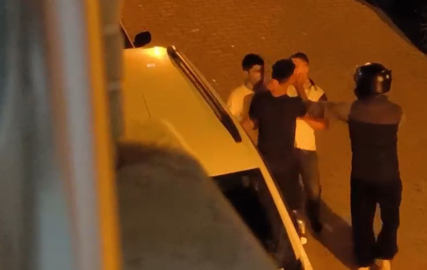 Köşeye sıkıştırdıkları genci önce dövüp sonra motor anahtarını aldılar