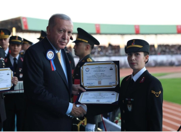 Jandarma Astsubay Meslek Yüksekokulu birincisi Gülsena Erken, diplomasını Cumhurbaşkanı Erdoğan’ın elinden aldı