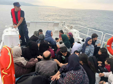 İzmir açıklarında 46’sı çocuk 81 düzensiz göçmen yakalandı