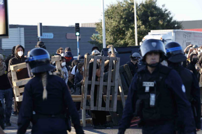 Fransa’da "Her şeyi durduralım" protestosu: Yollar kapatıldı, 103 kişi gözaltına alındı