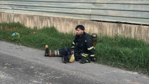 Alevlerin karşısında bir anlık mola: İtfaiye erlerinin yangınla imtihanı