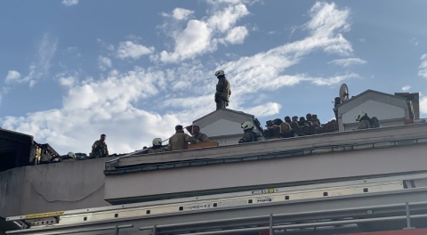 Maltepe’de 3 katlı binanın çatı katı alev alev yandı
