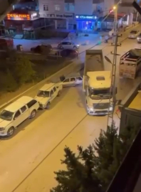 Ankara’da park halindeki otomobile çarpıp kaçan tır sürücüsü kameraya yansıdı