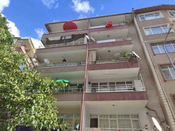 Güngören’de balkonu çöken 5 katlı bina boşaltıldı