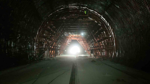 Ankara ile İzmir arasındaki seyahat süresini 3,5 saate düşürecek projede Köroğlu Tüneli’nde ışık göründü