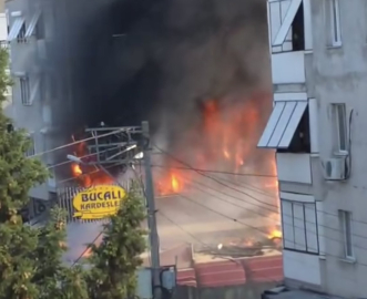 Alevlerin yükseldiği binada yangın paniği
