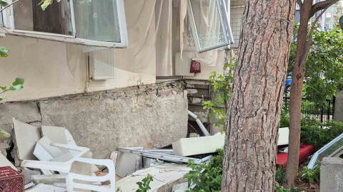 Tahliye kararı verilen 6 katlı binanın balkonu çöktü: 1 yaralı