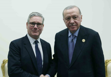 Cumhurbaşkanı Erdoğan, Mısır’da İngiltere Başbakanı Starmer ile görüştü