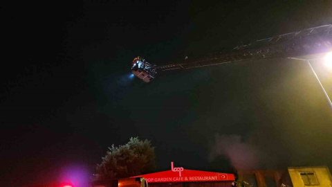Fatih’te metruk binada çıkan yangın kafeye sıçramadan söndürüldü