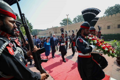 TBMM Başkanı Kurtulmuş, Pakistan’ın milli şairi Muhammed İkbal’in kabrini ziyaret etti