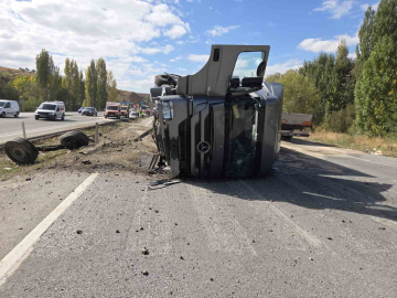 Ankara’da karşı şeride geçen tır otomobile çarptı: 2’si ağır 4 yaralı
