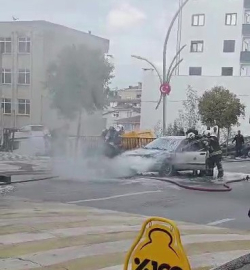 Seyir halindeki otomobilin motorunda yangın