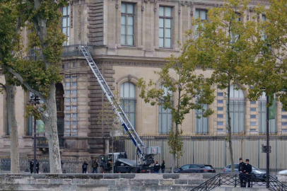Fransa’dan Louvre açıklaması: "Hırsızlar pencereyi kırarak Apollo Galerisi’ne girdiler ve mücevherleri çaldılar"