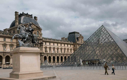 Paris’teki ünlü Louvre Müzesi’nde soygun paniği: Müze ziyaretçilere kapatıldı