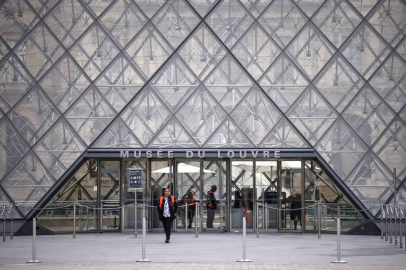 Louvre Müzesi soygundan 3 gün sonra yeniden ziyarete açıldı
