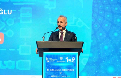Bakan Uraloğlu: "5G teknolojisi, yüksek hızı, düşük gecikme süresi ve geniş bağlantı kapasitesiyle dijital ekosistemimizi yeniden şekillendirerek her alanda yenilikçi çözümler sunacak"