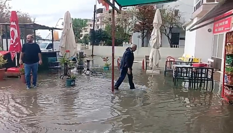 Sağanak yağış Aliağa’da su baskınlarına neden oldu
