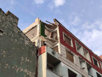 Bayrampaşa’da balkon çöktü: 2 araç kullanılmaz hale geldi