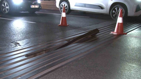 Bayrampaşa’da yerinden çıkan genleşme derzi, çok sayıda aracın lastiklerini patlattı