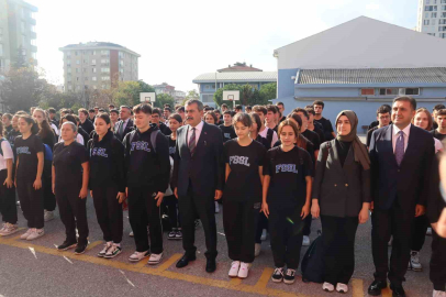 Milli Eğitim Bakanı Yusuf Tekin İstanbul’daki okulların tatili sonrası bayrak törenine katıldı