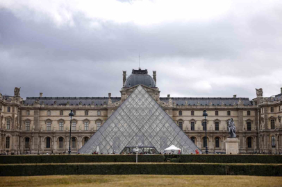 Louvre Müzesi’ndeki değerli mücevherlerin Fransa Merkez Bankası’na taşındığı iddiası