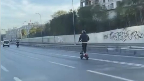 Bayrampaşa’da elektrikli scooter’la tehlikeli yolculuk kamerada