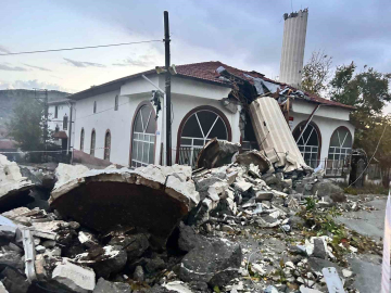 Fırtına minareyi yıktı: Cemaat ölümden döndü