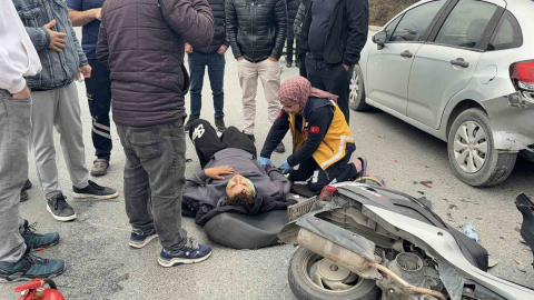 Başakşehir’de motosiklet üzerinde tartışırken önlerindeki otomobile çarptılar: 2 yaralı
