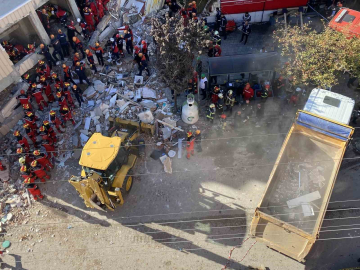 Çöken binadaki eczacı: "Belki enkaz altında biz de kalmış olacaktık"