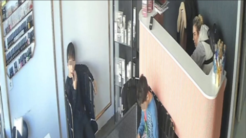 Sultangazi’de hırsızlık yapan kadın kendisini uyaran çocukları itip kaçtı