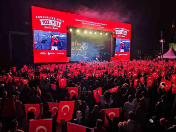 Beşiktaş’ta Cumhuriyet Bayramı kortej yürüyüşü ve konserle kutlandı