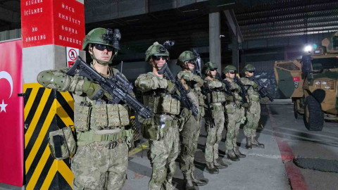 Kosova’da Türk askerlerinin zeybekli cumhuriyet coşkusu