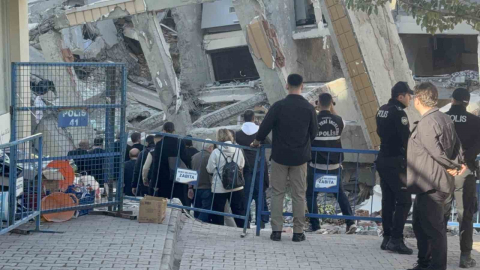 Gebze’de çöken binanın enkazında inceleme yapılıyor